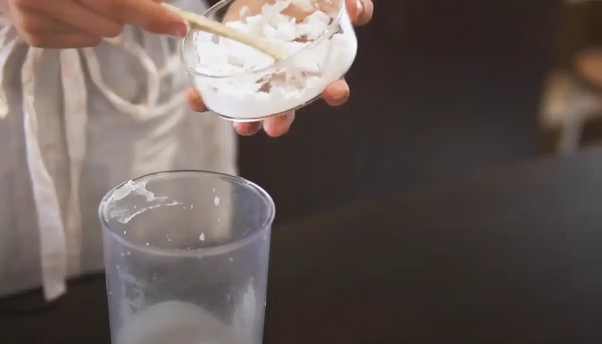 片栗粉を計量している