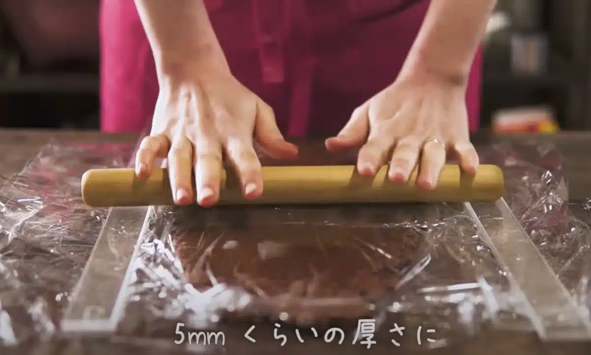 生地を伸ばす